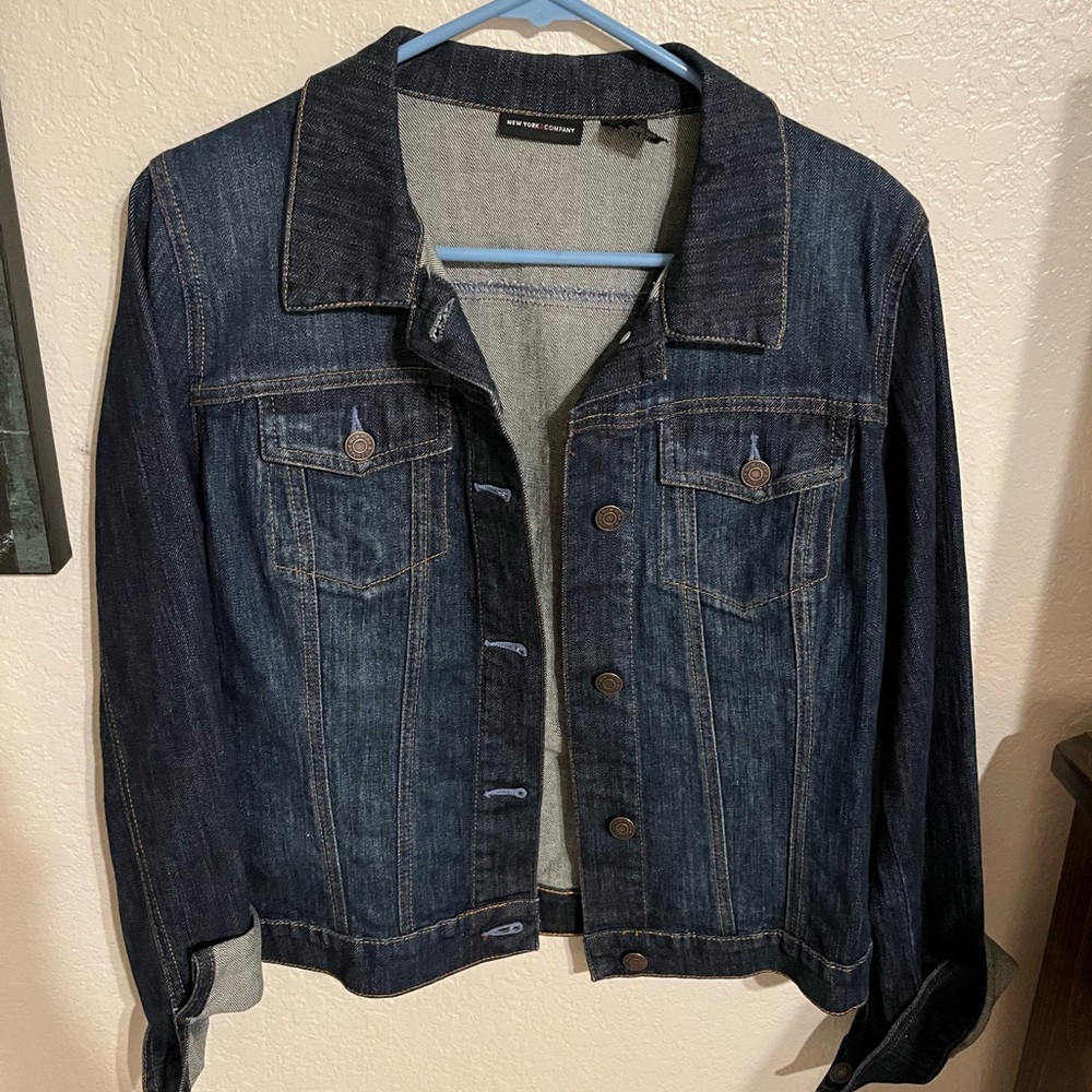 Perfect denim jacket. 🤍💙🤍